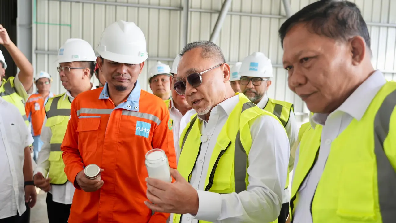 Menteri Koordinator (Menko) Bidang Pangan Zulkifli Hasan (Zulhas) saat meninjau pabrik garam PT Ainul Hayat Sejahtera di Serang, Banten.
