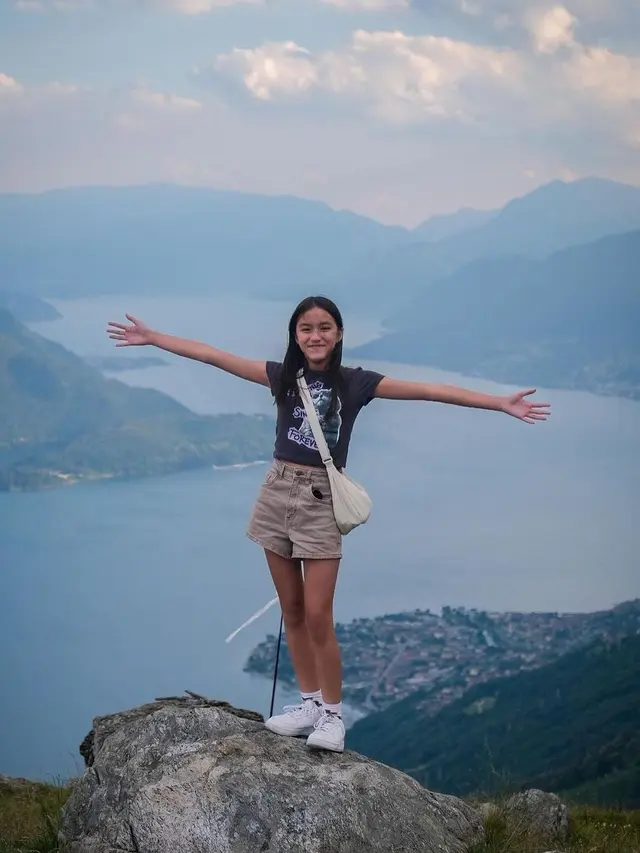 Darius Sinathrya berlibur di Italia bersama keluarga kecil