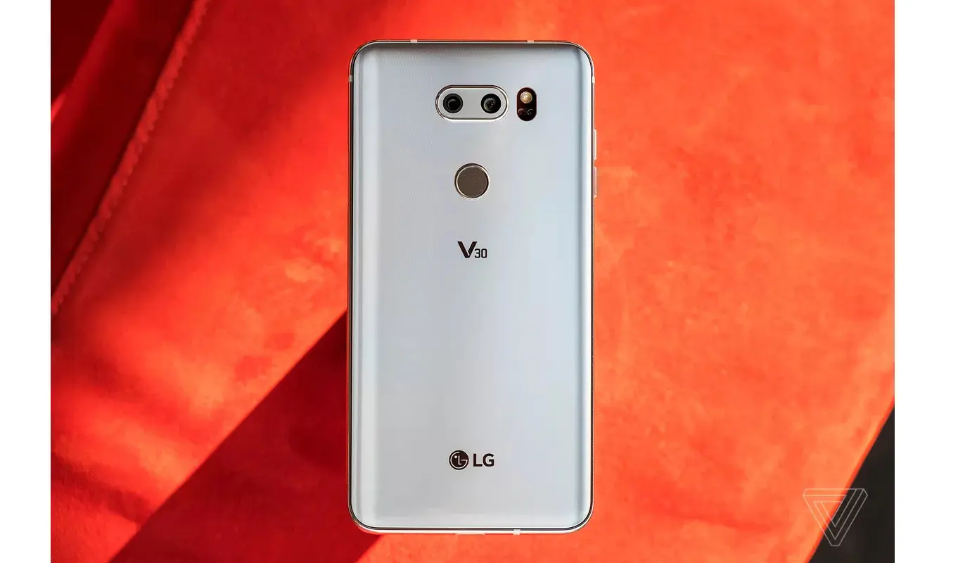 Bodi belakang LG V30 yang memiliki kamera ganda dan panel sidik jari (Sumber: The Verge)
