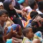 Pengemis menunggu warga memberi sedekah di Vihara Dharma Bahkti, Petak Sembilan, Jakarta Barat, Sabtu (28/1). Mereka datang untuk meminta uang angpao dari warga Tionghoa yang berdoa menyambut pergantian tahun baru Imlek. (Liputan6.com/Imamnuel Antonius)