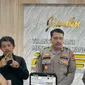 Kabid Dokkes Polda Lampung, Kombes Mardi Sudarman didampingi Kabid Humas Polda Lampung, Kombes Pol Umi Fadillah Astutik saat jumpa pers di Mapolda setempat. Foto (Liputan6.com/Ardi)