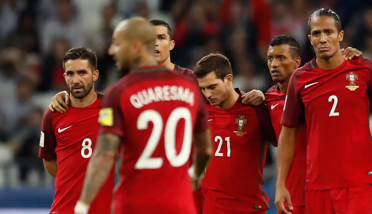 Ekspresi pemain Portugal usai tendangan penalti gelandang Ricardo Quaresma gagal pada semifinal Piala Konfederasi 2017 di Arena Kazan, Rusia, (28/6). Chile mengalahkan Portugal 3-0 lewat adu penalti. (AP Photo / Pavel Golovkin)