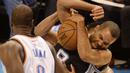Pebasket San Antonio Spurs, Tony Parker (9) dilanggar para pemain OKC Thunder pada lanjutan NBA Playoffs game ke-6 semifinal wilayah barat di Chesapeake Energy Arena,Oklahoma City, (12/5/2016). (Mark D. Smith-USA TODAY Sports)