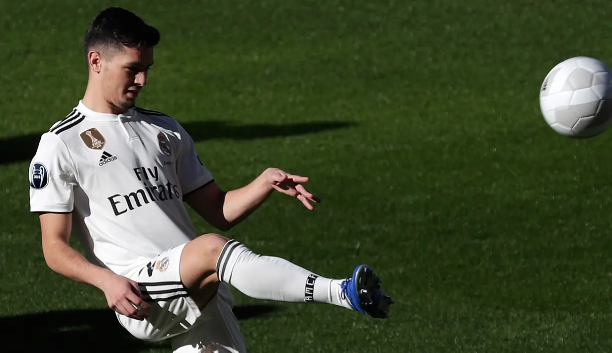 Pemain baru Real Madrid, Brahim Diaz menendang bola saat diperkenalkan di Santiago Bernabeu  (7/1). Diaz direkrut Madrid dari Manchester City dengan dana 17,3 juta euro (Rp 281 miliar) plus 7,3 juta euro (Rp 118 miliar). (AP Photo/Manu Fernandez)