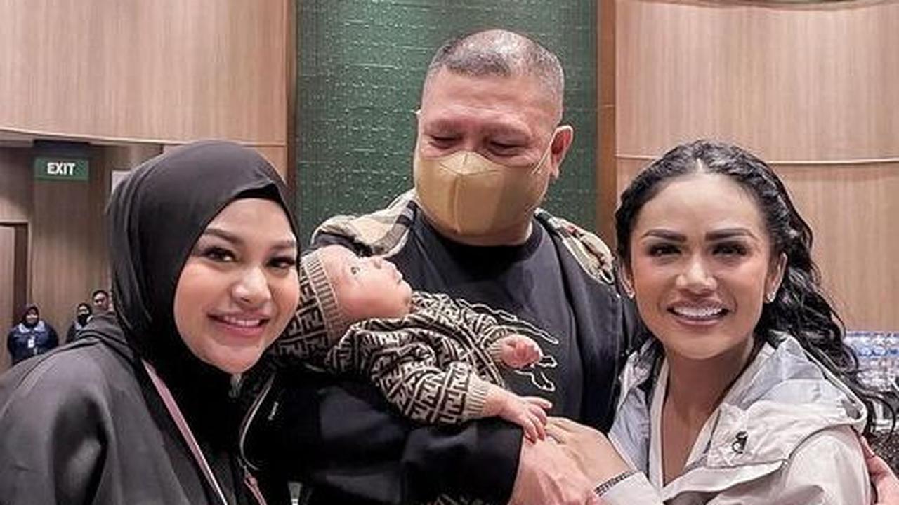 Momen Azura Anak Kedua Aurel Pertama Kali Digendong Raul Lemos, So Cute!