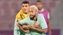 <p>Pemain Brasil Neymar (kanan) dan Thiago Silva saat sesi latihan di Stadion Grand Hamad, Doha, Qatar, 8 Desember 2022. Brasil akan menghadapi Kroasia dalam pertandingan perempat final Piala Dunia 2022 pada 9 Desember. (AP Photo/Andre Penner)</p>
