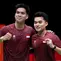 Ganda putra Indonesia Leo R. Carnando (kanan) dan Daniel Marthin (kiri) berpose setelah mengalahkan ganda China Liu Yi dan He Ji Ting dalam final bulu tangkis beregu putra pada Asian Games di Ichinomiya City, Jepang, Kamis (24/9/2026). (AP Photo/Aaron Favila)