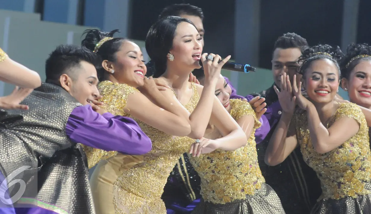 Penampilan Zaskia Gotik saat Indonesian Dangdut  Award  2016  di Studio 6 Emtek, Jakarta, Rabu (9/11). IDA  2016 merupakan ajang pemberian penghargaan kepada mereka yang  berjasa dalam dunia musik  dangdut Indonesia. (Liputan6.com/Helmi Afandi)