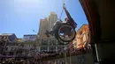 Ratusan orang menyaksikan seorang wanita penyandang cacat melakukan aksi menggantungkan diri disebuah jembatan di La Paz, Bolivia (3/5). Aksi ini menuntut pemerintah Bolivia untuk memberikan subsidi bulanan. (REUTERS/David Mercado)