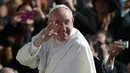 Paus Fransiskus melambaikan tangan kepada khalayak saat misa pelantikannya di Lapangan Santo Petrus pada tanggal 19 Maret 2013 di Vatikan. (Filippo MONTEFORTE/AFP)