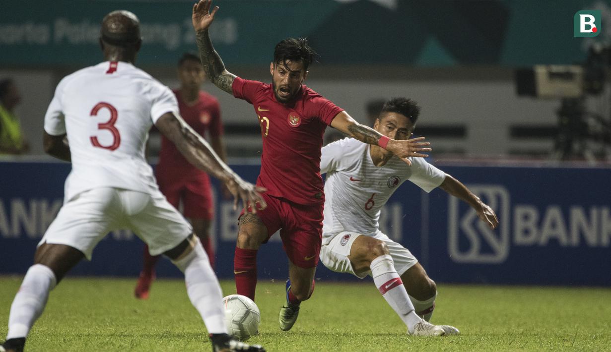Gelandang Timnas Indonesia, Stefano Lilipaly, berusaha mengontrol bola saat melawan Hongkong pada laga persahabatan di Stadion Wibawa Mukti, Jakarta, Selasa (16/10). Kedua negara bermain imbang 1-1. (Bola.com/Vitalis Yogi Trisna)