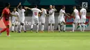 Pemain Palestina melakukan selebrasi usai mencetak gol ke gawang Indonesia pada laga Asian Games di Stadion Patriot, Bekasi, Rabu (15/8). Timnas Indonesia U-23 dipaksa menyerah 1-2 oleh Palestina. (Bola.com/Vitalis Yogi Trisna)