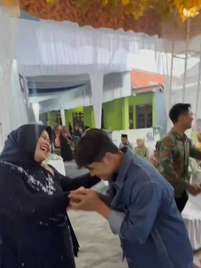 Potret Jirayut pertama kali datang ke kondangan di Indonesia (Sumber: Instagram/jirayutdaa4official)