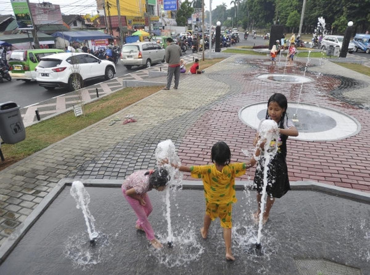 Kegembiraan anak-anak ngabuburit di Taman Air Mancur Bogor