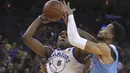 Aksi pemain Golden State Warriors, Kevon Looney (kiri) saat melewati adangan pemain Sacramento Kings, Skal Labissiere pada laga NBA basketball game di Golden 1 Center, Oakland, California, (16/3/2018). King menang 98-93. (AP/Ben Margot)