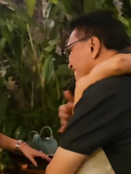 Hadir juga sang mantan suami, Henry Siahaan yang tampil dengan kaus polo warna hitamnya.  [@yunishara36]