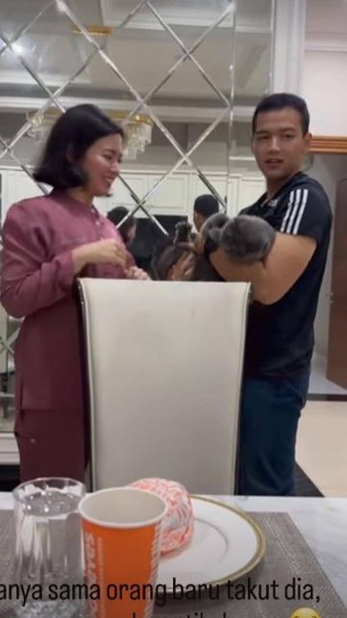 Pada momen itu, terlihat jika Angela sudah sangat akrab dengan keluarga kekasihnya.