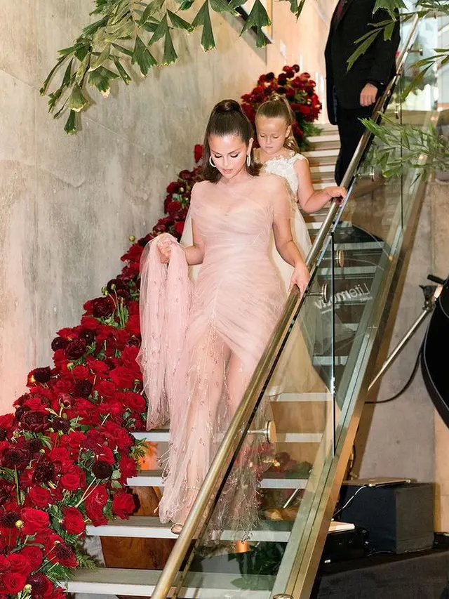 Manisnya Penampilan Selena Gomez Saat Rayakan Ulang Tahun dengan Gaun Pink Versace