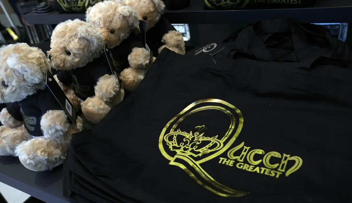 Pilihan barang yang dijual di toko baru yang didedikasikan untuk menjual merchandise resmi band rock Queen sebelum dibuka di London, Senin (27/9/2021). Band Queen membuka toko pop-up di Carnaby Street pada pekan ini untuk menandai lima dekade mereka di kancah musik. (AP Photo/Alastair Grant)