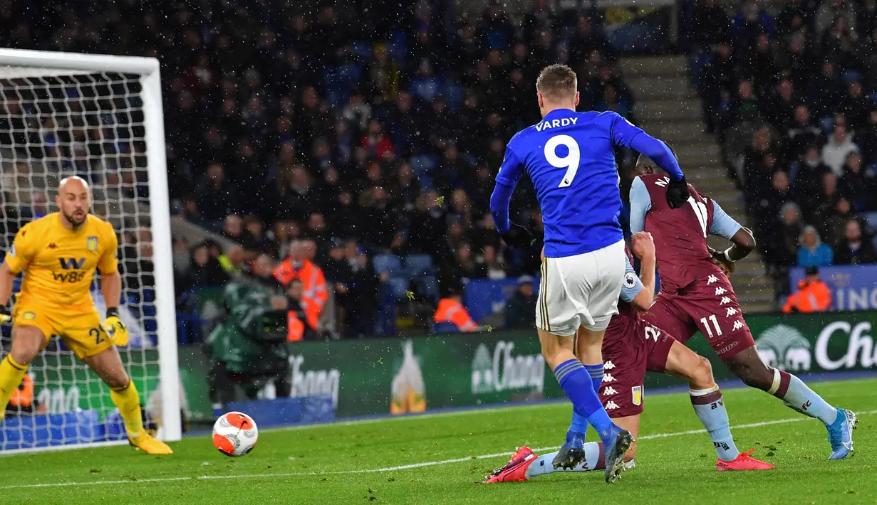 Striker Leicester City, Jamie Vardy (tengah) menembak untuk mencetak gol ketiga ke gawang Aston Villa pada lanjutan Liga Inggris di King Power Stadium, Selasa (10/3/2020) dinihari WIB. Jamie Vardy sumbang dua gol saat Leicester City menang 4-0 atas Aston Villa. (Paul ELLIS / AFP)