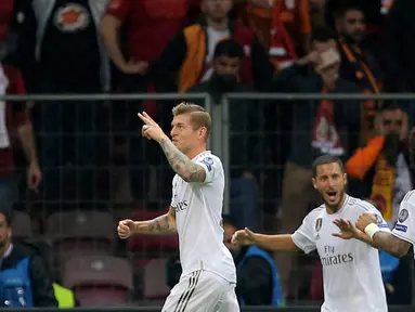 Pemain Real Madrid Toni Kroos (kiri) merayakan dengan rekan setimnya setelah mencetak gol ke gawang Galatasaray pada laga Liga Champions di Istanbul, Turki, Selasa (22/10/2019). Real Madrid mengalahkan Galatasaray lewat gol tunggal Toni Kroos. (AP Photo)