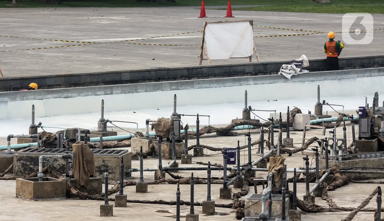 Perawatan Taman Lapangan Banteng yang memiliki air mancur menari membuat air di kolam menjadi kering. (Liputan6.com/Johan Tallo)