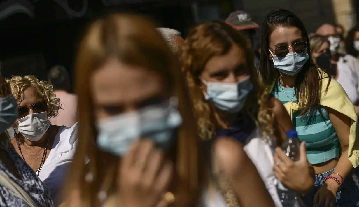 Orang-orang mengenakan masker untuk mencegah penyebaran COVID-19 selama festival music flamenco pada hari musim panas, di Pamplona, Spanyol utara, Kamis (26/8/2021).  (AP Photo/Alvaro Barrientos)