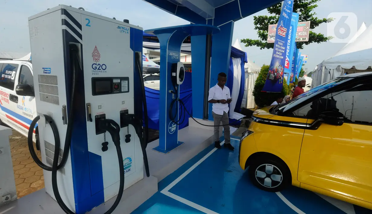 Pemudik mengisi daya mobil listrik di SPKLU PT PLN (Persero) di Rest Area KM 228 Tol Cikopo-Palimanan (Cipali). (merdeka.com/Arie Basuki)