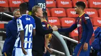 Ronald Araujo (kanan) mendapatkan ucapan selamat dari Ronald Koeman usai pertandingan Barcelona lawan Real Sociedad di Liga Spanyol (AFP)