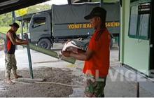 Selain Lihai dalam Perang, Prajurit TNI AD Ini Piawai Bikin Adukan Semen Pasang Keramik