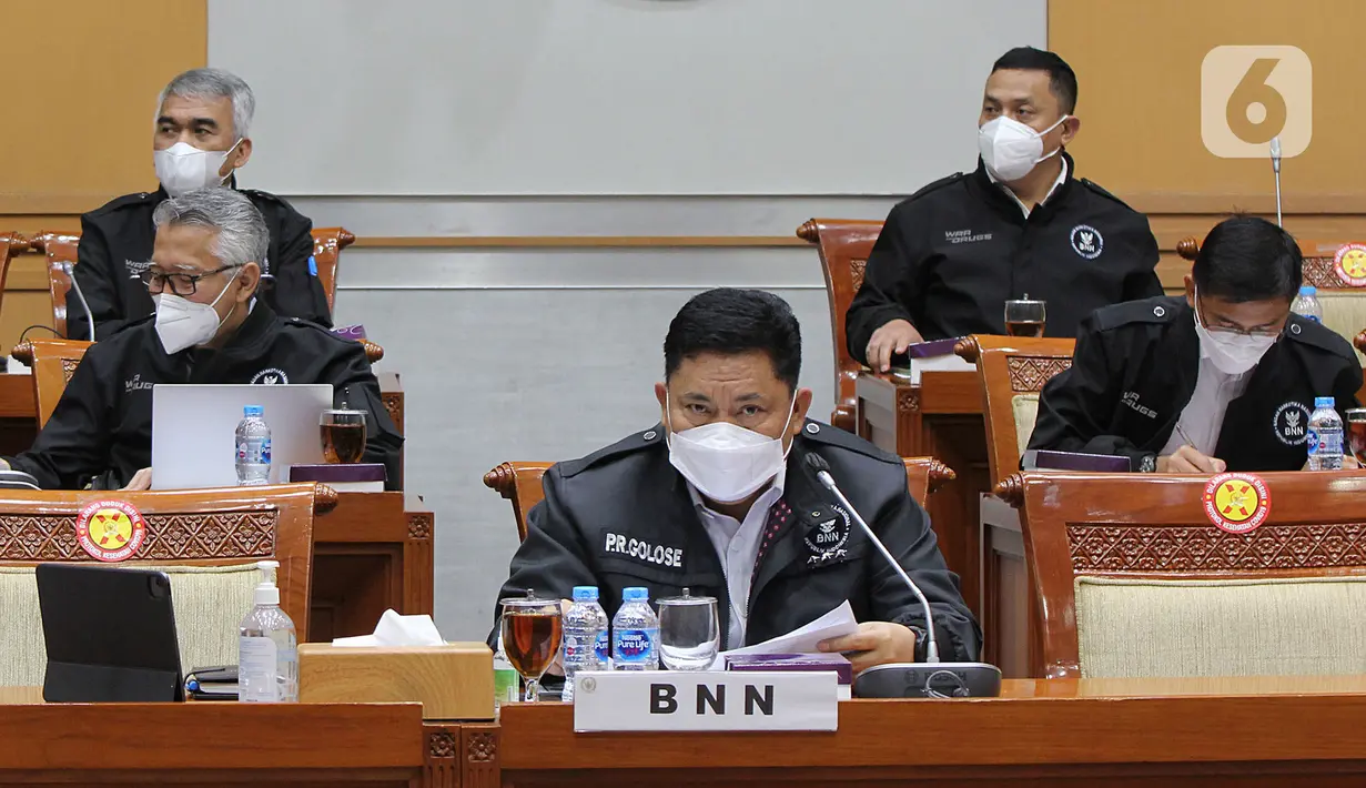 Kepala BNN RI Petrus Reinhard mengikuti rapat kerja dengan Komisi III DPR di Kompleks Parlemen, Jakarta, Kamis (20/1/2022). Raker tersebut membahas evaluasi kinerja pencegahan dan pemberantasan narkotika tahun 2021 dengan Pagu anggaran Rp1,6 triliun. (Liputan6 com/Angga Yuniar)