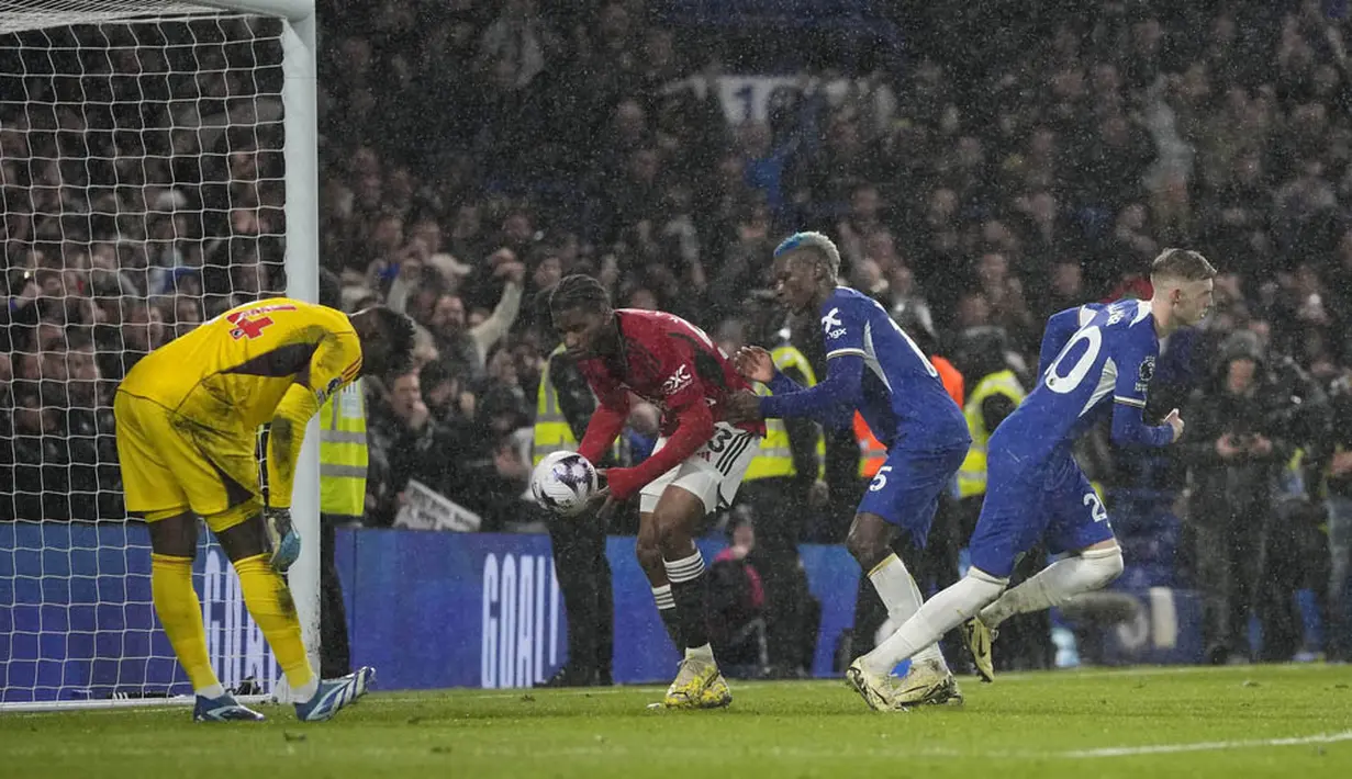 Pemain Chelsea, Cole Palmer, melakukan selebrasi setelah mencetak gol penalti ke gawang Manchester United pada laga pekan ke-31 Liga Inggris di Stadion Stamford Bridge, Jumat (5/4/2024). (AP Photo/Kin Cheung)