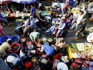 Suasana pasar ketika warga ibukota belanja kebutuhan pokok di Pasar Kebayoran Lama, Jakarta, Rabu (22/4/2020). Harga sejumlah kebutuhan pokok merangkak naik menjelang bulan Ramadan 2020 mulai dari cabe rawit, telur, daging ayam, minyak goreng, bawang hingga daging sapi. (Liputan6.com/Fery Pradolo)