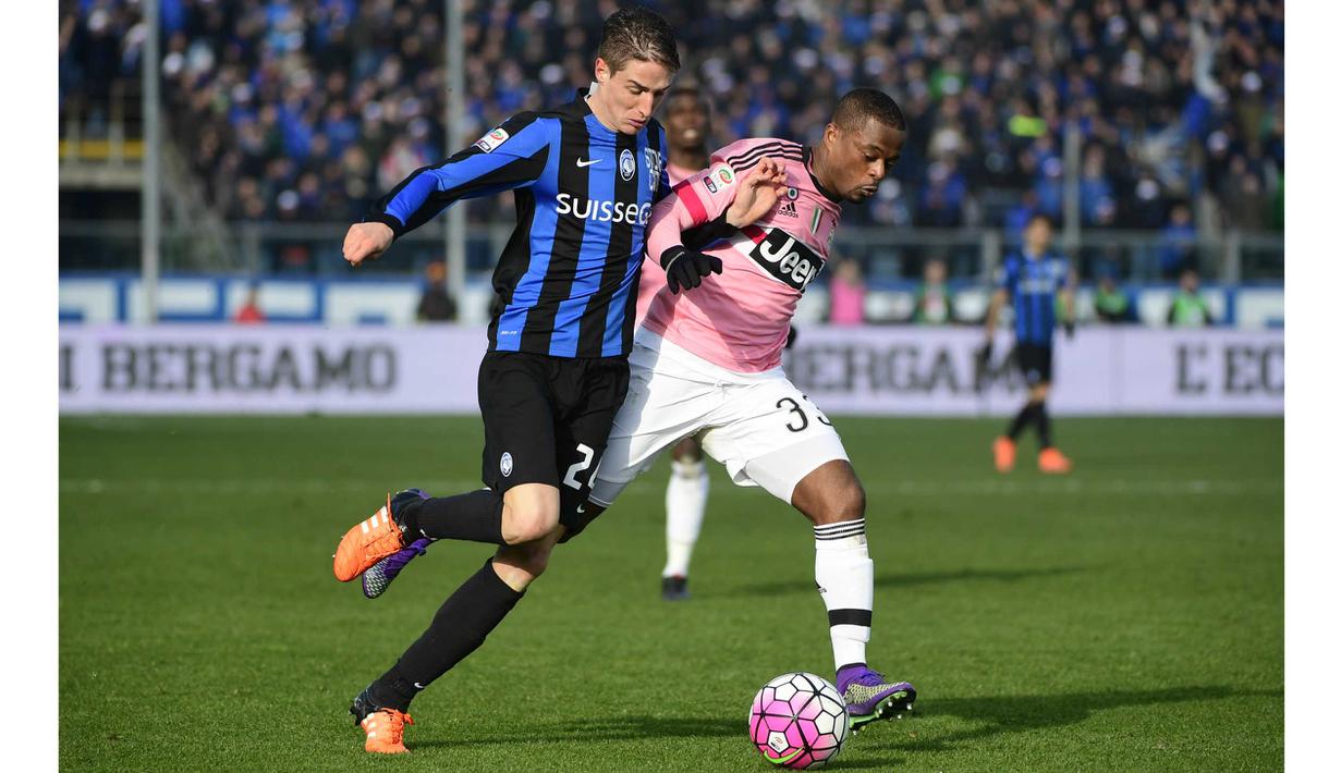 Pemain Juventus, Patrice Evra (kanan) berebut bola dengan Atalanta, Andrea Conti pada lanjutan Serie A 2015-2016  di Stadion Atleti Azzurri d'Italia, Minggu (6/3/2016) malam WIB. (AFP/Olivier Morin)
