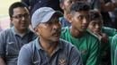 Pelatih Timnas Indonesia U-16, Fachri Husaini, tampak fokus saat nobar Timnas U-19 melawan Brunei Stadion Atang Sutresna, Jakarta Timur, Selasa (12/9/2017). Nobar dilakukan sebelum acara pelepasan Timnas U-16. (Bola.com/Vitalis Yogi Trisna)