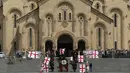 Ratusan orang memenuhi Katedral Trinity di Tbilisi untuk memberikan penghormatan terakhir mantan diplomat Soviet itu, Georgia, Minggu (13/7/14). (REUTERS/David Mdzinarishvili)
