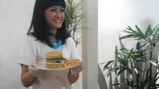 Mantan Guru TK Ini Reguk Manisnya Bisnis Permen dan Es Krim