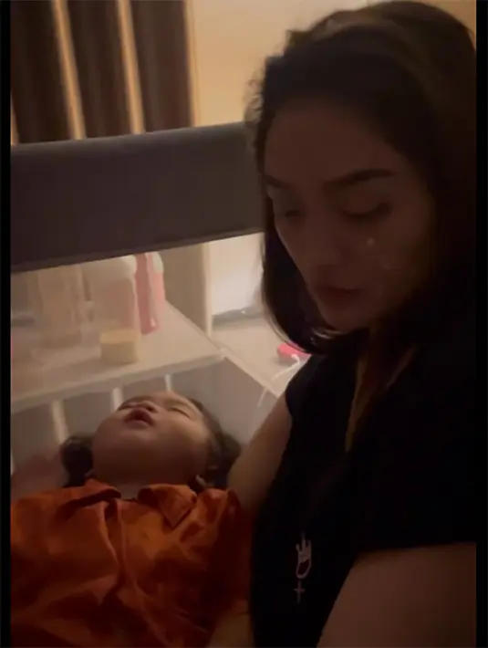 Bocah yang belum lama ini genap satu tahun itu juga tidak mau diajak siapapun termasuk papanya. Xarena hanya mau bersama dengan mamanya. [Instagram/krisjianabah]