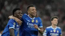 Kylian Mbappe dari Real Madrid, kanan, merayakan gol keempat timnya bersama rekan setimnya, Vinicius Junior, dalam pertandingan pembuka Liga Champions antara Olympiacos dan Real Madrid, di Pelabuhan Piraeus, dekat Athena, Yunani, Rabu, 26 November 2025. (Foto AP/Petros Giannakouris)