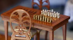 Miniatur papan catur diatas meja dari replika dari rumah boneka yang bernama Istana Astolat saat dipamerkan di New York, Amerika Serikat, Sabtu ( 14/11/2015). Harga miniatur ini ditaksir $ 8.500.000  atau 127 Miliar rupiah. (REUTERS/Lucas Jackson)