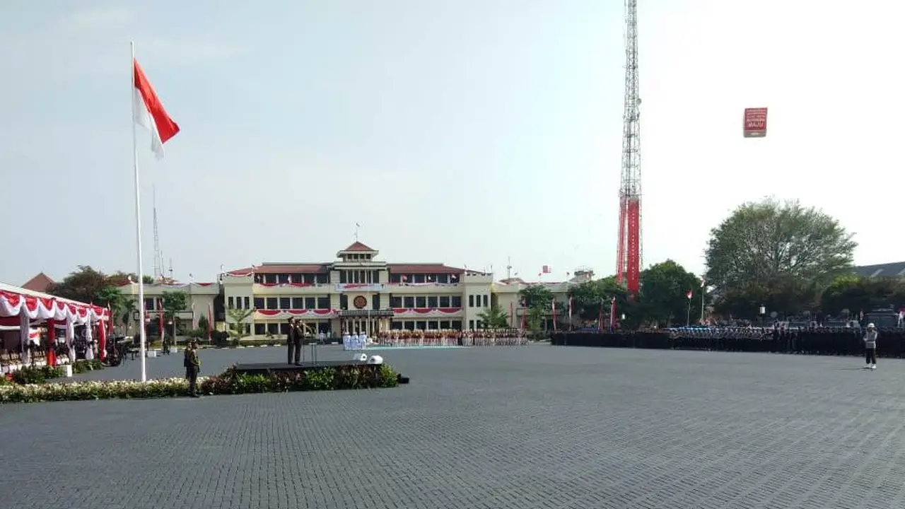 Kepala Kepolisian Republik Indonesia Jenderal Pol Idham Azis dan Jenderal (Purn) Tito Karnavian menjalani tradisi serah terima jabatan Kapolri di Mako Brimob, Depok, Jawa Barat.