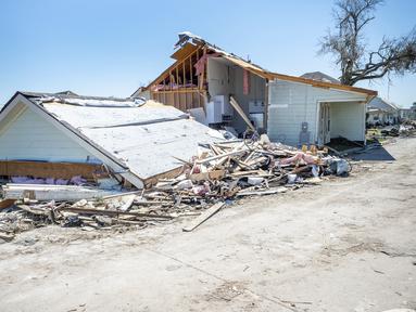 Puing-puing mengelilingi kerusakan parah pada rumah-rumah setelah tornado melanda daerah itu malam sebelumnya di Arabi, La., Rabu (23/3/2022). (Scott Clause/The Daily Advertiser via AP)