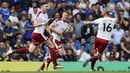 Para pemain Burnley merayakan gol Stephen Ward (kiri) saat melawan Chelsea ,pada laga perdana Premier League di Stamford Bridge, (12/8/2017). Chelsea kalah 2-3. (AP/Kirsty Wigglesworth)