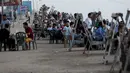 Suasana berbuka puasa saat bulan suci Ramadan di pantai Kota Gaza, Palestina, Kamis (21/5/2020). Di tengah pandemi COVID-19, berbuka puasa bersama di pantai Kota Gaza tetap ramai. (AP Photo/Adel Hana)