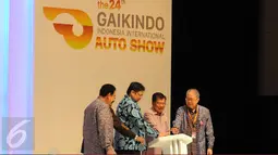 Wakil Presiden RI, Jusuf Kalla (kedua kanan) bersama Menteri Perindustrian Airlangga Hartarto menekan tombol pembuka Gaikindo Indonesia International Auto Show (GIIAS)  2016 di ICE Serpong, Banten, Kamis (11/8). (Liputan6.com/Helmi Fithriansyah)