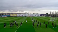 Para pemain Real Madrid menghadiri sesi latihan di fasilitas olahraga Real Madrid City di Madrid (17/12/2019). Real Madrid akan bertanding melawan Barcelona dalam laga El Clasico di Nou Camp. (AFP/Javier Soriano)