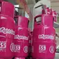  Petugas Bright Store menata tabung - tabung gas elpiji berwarna pink ukuran 5,5kg di SPBU Pertamina Abdul Muis, Jakarta,Senin (19/10/2015).