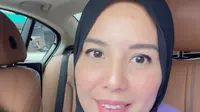 Tya Ariestya pakai hijab. Ngakunya masih belajar. (Foto: Dok. Instagram @tya_ariestya)