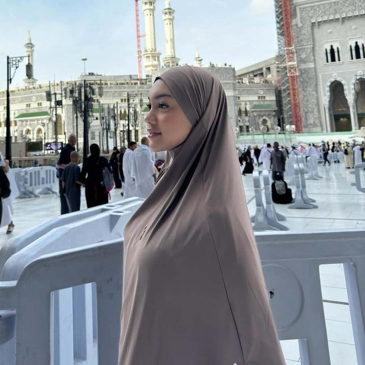 8 Potret Naura Ayu Pakai Hijab Selama Umrah, Banjir Pujian Cantik Betul Masyaallah
