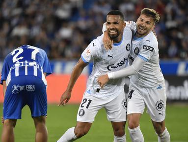 Gelandang Girona #21 Yangel Herrera berselebrasi dengan Cristian Portugues setelah mencetak gol kedua timnya ke gawang Deportivo Alaves dalam lanjutan jornada ke-35 Liga Spanyol 2023/2024 di Estadio de Mendizorroza, Sabtu (11/5/2024) dini hari WIB. (Ander Gillenea / AFP)